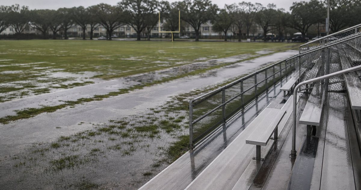 How Should Organizers Handle Rainouts and Rescheduled Games in a Rec League?
